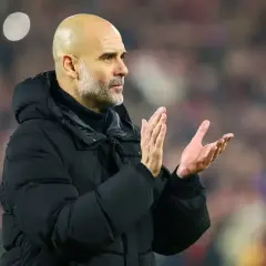 Pep Guardiola, jeden z najlepszych wolnych trenerów, klaszcze na meczu.