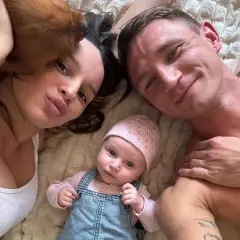 Uśmiechnięty Jakub Rzeźniczak z rodziną. Na zdjęciu jego partnerka i małe dzieci, otoczeni ciepłem i miłością.