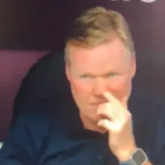 Ronald Koeman, trener reprezentacji Holandii, zamyślony podczas meczu.