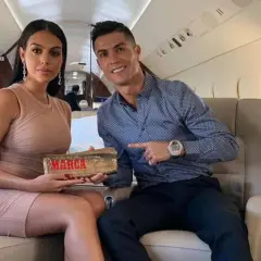 Georgina Rodriguez i Cristiano Ronaldo w prywatnym samolocie. Ona trzyma nagrodę "Marca", on wskazuje na nią.