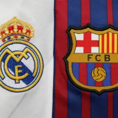 Herb Realu Madryt i FC Barcelona obok siebie, symbolizujące odwieczną rywalizację.