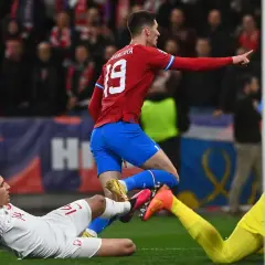 Piłkarz Czech z numerem 19 cieszy się z bramki przeciwko Polsce.