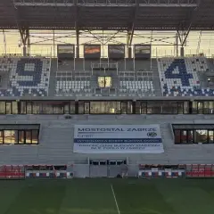 Pusta 4 trybuna stadionu Górnika Zabrze. Słońce odbija się w oknach.