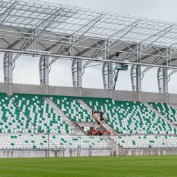 Nowy stadion Radomiaka w budowie. Zielono-białe trybuny czekają na kibiców, a ich pojemność robi wrażenie.