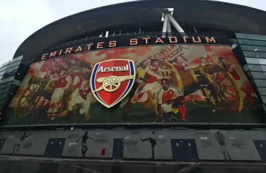 Emirates Stadium w Londynie z muralem upamiętniającym historię klubu Arsenal.