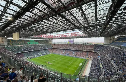 Stadion San Siro wypełniony po brzegi, imponująca pojemność obiektu robi wrażenie.