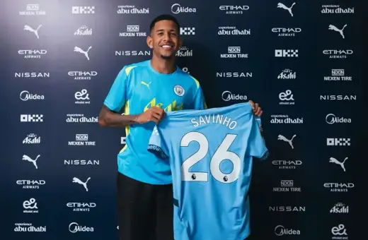 Nowy piłkarz Manchesteru City, Savinho, prezentuje swoją koszulkę z numerem 26.