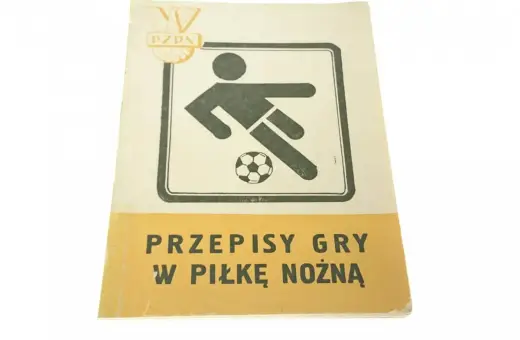 Okładka "Przepisy gry w piłkę nożną" PZPN. Ikona piłkarza z piłką i tekst o podstawowej regule gry.