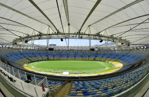 Pusta Maracana, gotowa na 200 000 widzów. Zielona murawa i niebiesko-żółte trybuny czekają na emocje.