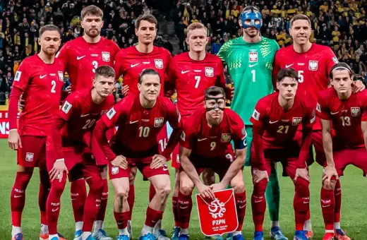Reprezentacja Polski w piłce nożnej, znana jako polska FIFA, pozuje do zdjęcia w czerwonych strojach.