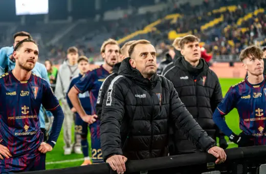 Piłkarze Pogoni Szczecin wpatrzeni w dal, być może analizują ostatnią akcję.
