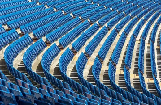 Puste, niebieskie trybuny stadionu. Zastanawiasz się, czy na stadion można wnieść jedzenie?