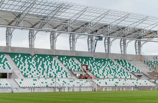 Nowy stadion Radomiaka w budowie. Zielono-białe trybuny czekają na kibiców, a ich pojemność robi wrażenie.