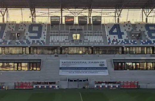 Pusta 4 trybuna stadionu Górnika Zabrze. Słońce odbija się w oknach.