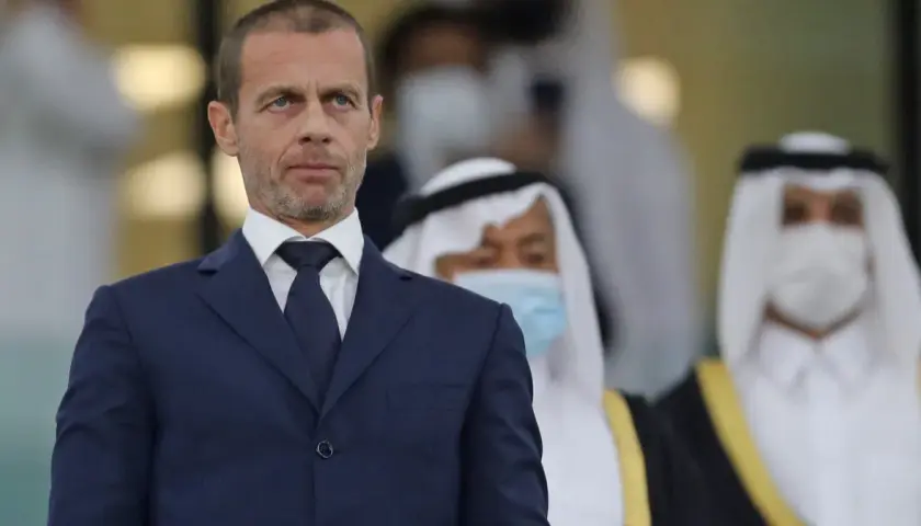 Aleksander Čeferin, prezydent UEFA, w granatowym garniturze, z uwagą obserwuje wydarzenia.
