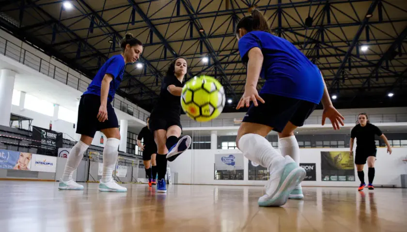 Piłkarki walczą o piłkę na hali. Zastanawiasz się, ile trwa mecz futsalu? To dynamiczna gra!