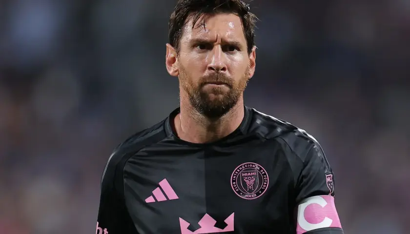 Lionel Messi w czarnej koszulce z różowymi detalami, z opaską kapitana na ramieniu. Właśnie tam gra Messi, w barwach Interu Miami.