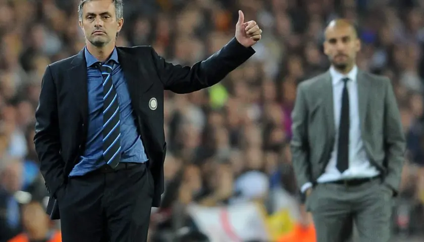 Mourinho z kciukiem w górze, symbolizujący jego słynne "catenaccio", obok Guardioli.