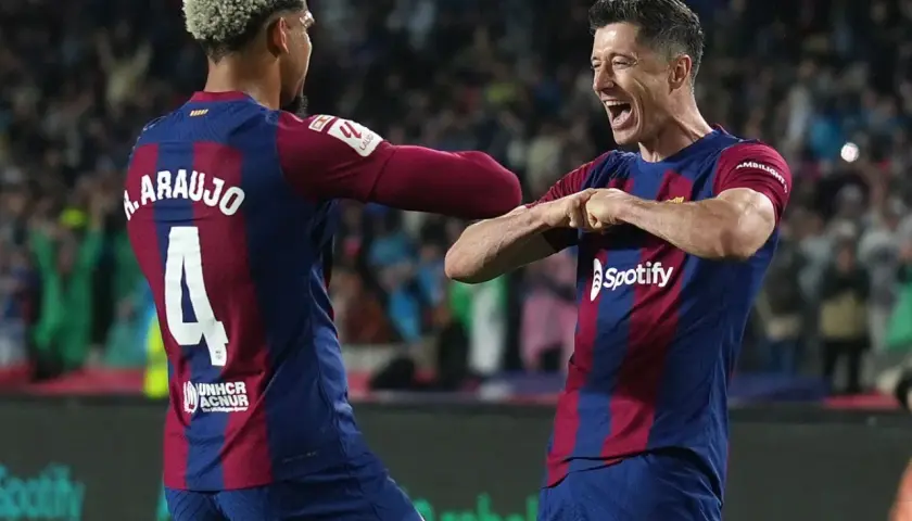 Araujo i Lewandowski świętują bramkę. Choć nie widać opaski, to Lewandowski jest kapitanem Barcelony, a Araujo jego zastępcą.