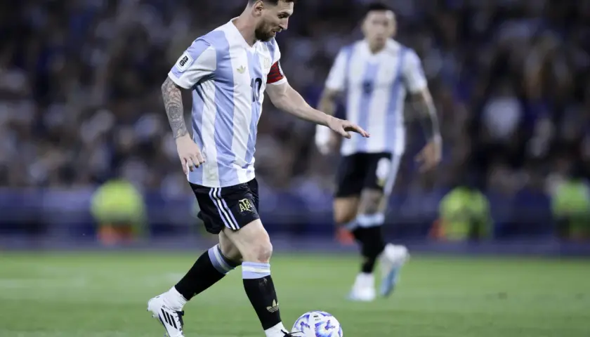 Lionel Messi w akcji, z piłką przy nodze. Ile Messi ma goli? Tego dnia pewnie dołożył kolejne.