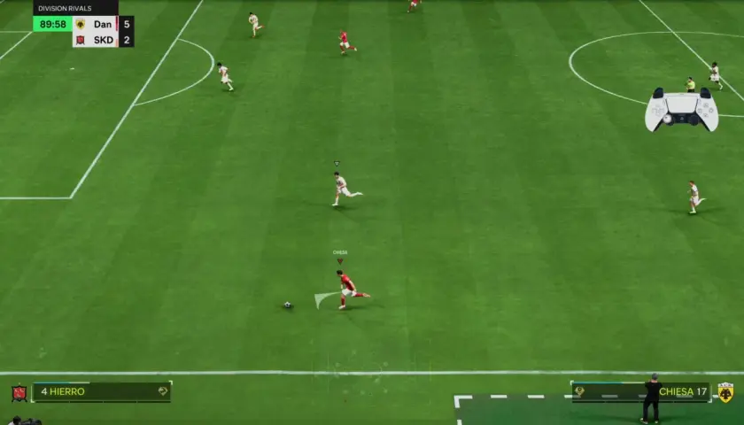 Piłkarz Chiesa szykuje się do strzału trivela w meczu Division Rivals. Wynik 5:2 dla Dana.