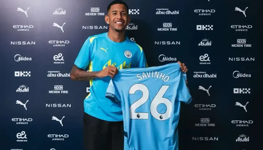 Nowy piłkarz Manchesteru City, Savinho, prezentuje swoją koszulkę z numerem 26.