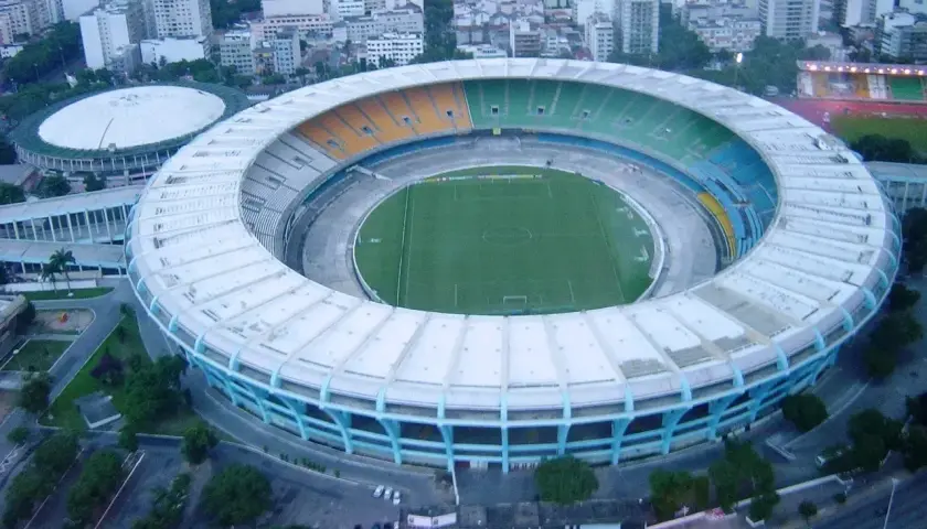Widok z lotu ptaka na stadion Maracana, imponująca budowla z zieloną murawą i trybunami, których pojemność robi wrażenie.