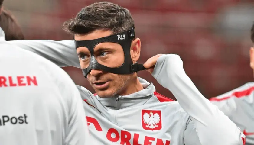 Robert Lewandowski zakłada maskę, która chroni jego twarz podczas gry. To odpowiedź na pytanie, dlaczego Lewandowski gra w masce.