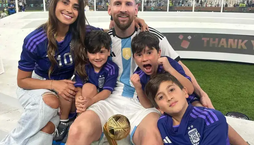 Szczęśliwy Messi z rodziną, żoną i trzema synami w strojach Argentyny. Dzieciaki cieszą się z sukcesu taty.