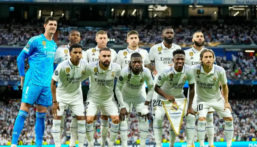 Drużyna Real Madryt Galacticos w białych strojach, gotowa do meczu.