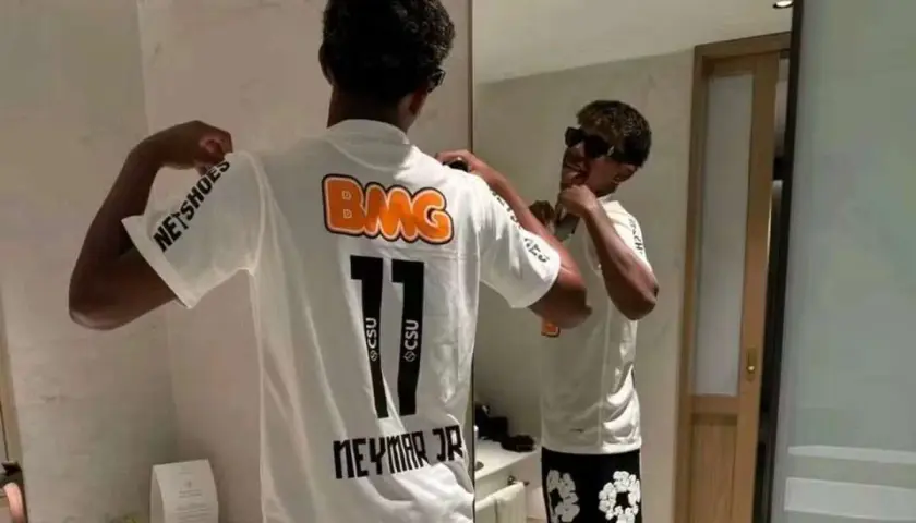 Neymar Jr., najdroższy piłkarz świata, przymierza nową koszulkę z numerem 11.