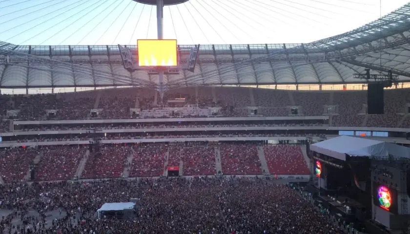 Tłum ludzi na koncercie na Stadionie Narodowym. Widok z góry na scenę i trybuny. Może to jedne z najgorszych miejsc na stadionie narodowym, bo daleko od sceny.