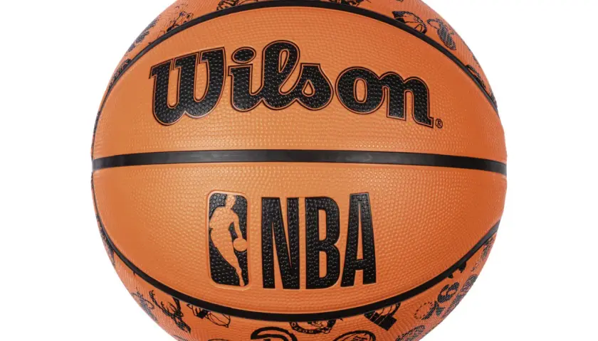 Pomarańczowa piłka do koszykówki Wilson z logo NBA i grafikami drużyn.