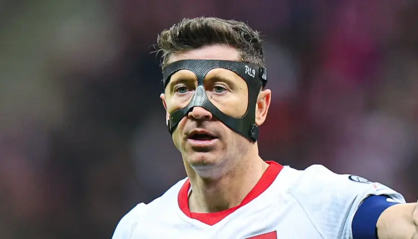 Robert Lewandowski w masce, czy to znak, że kończy karierę? Piłkarz w akcji.