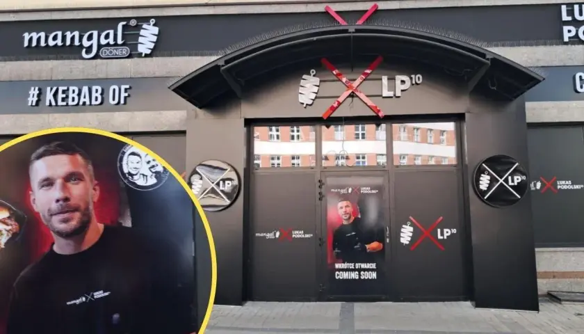 Lukas Podolski zaprasza do swojego lokalu z kebabem. Na fasadzie widnieje logo "LP10" i napis "# KEBAB OF".