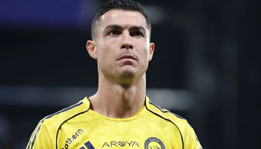 Cristiano Ronaldo w żółtej koszulce klubu Al Nassr.