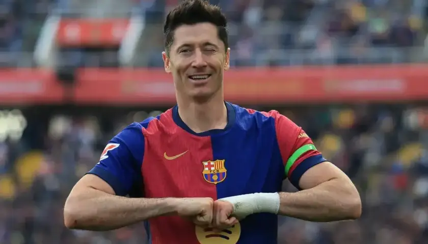 Robert Lewandowski, król strzelców, w barwach Barcelony świętuje gola.