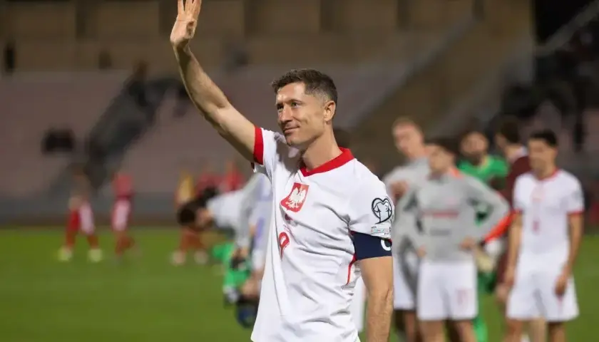 Robert Lewandowski, jeden z najlepszych polskich napastników, pozdrawia kibiców.