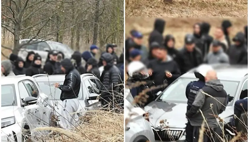 Grupa osób w kapturach otacza samochody. Wygląda to na ustawkę, być może związaną z nielegalnym procederem.