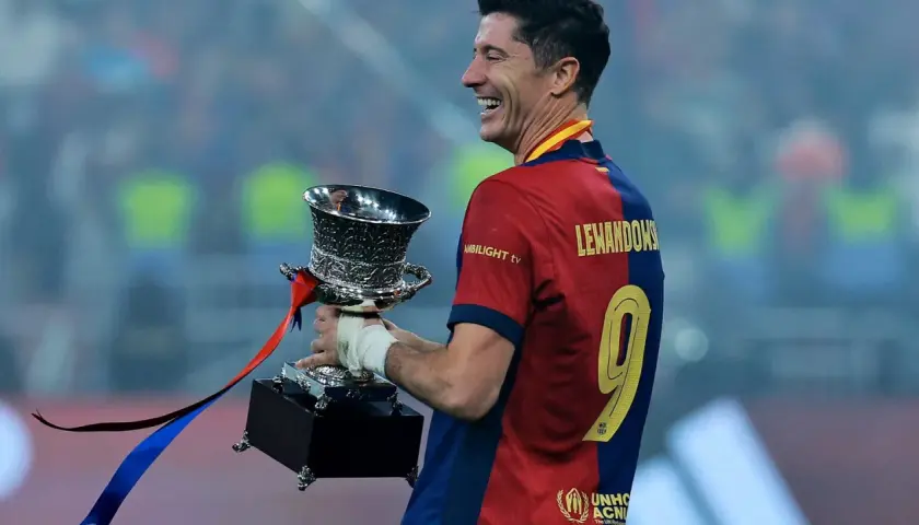 Robert Lewandowski, król strzelców, cieszy się ze zdobytego trofeum.