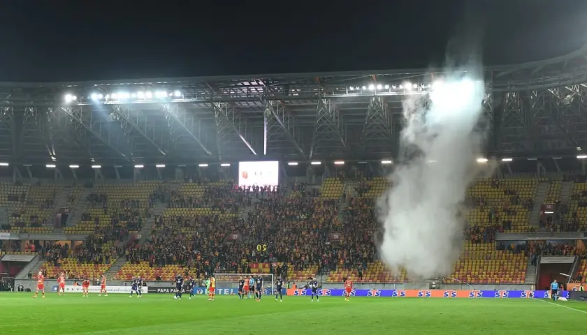 Dym z rac zasnuwa trybuny stadionu, gdzie kibice dopingują swoją drużynę. Czy to najgorszy klub na świecie, czy tylko zły dzień?