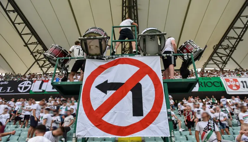 Bębny i zakaz skrętu w lewo na trybunach Legii. Staruch kibicuje z pasją.