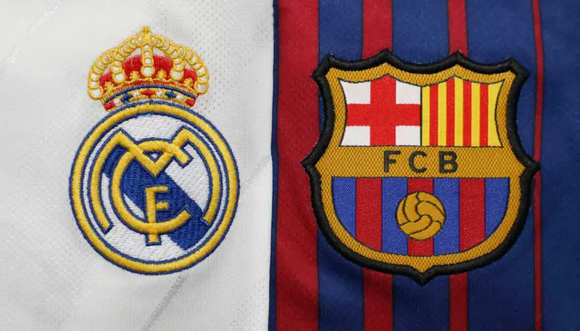 Emblematy Realu Madryt i FC Barcelony obok siebie. Kto jest lepszy, Real czy Barca? Odwieczna rywalizacja na koszulkach.