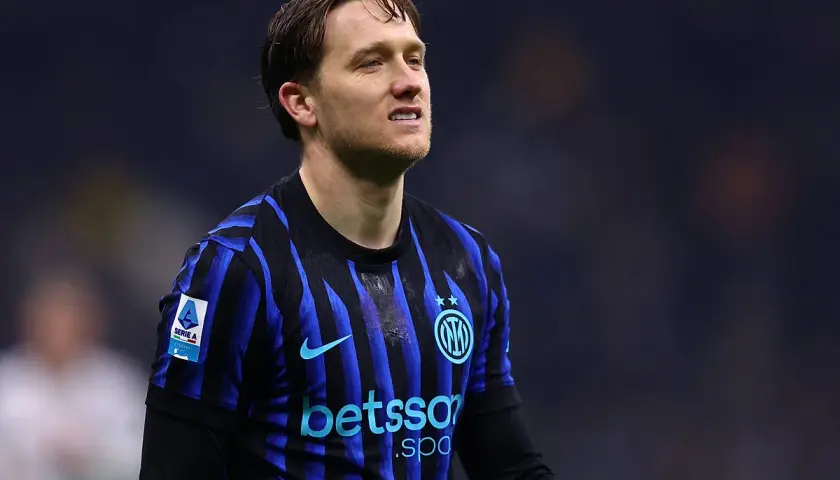 Piłkarz Inter Mediolan w czarno-niebieskiej koszulce, z logo Serie A na rękawie. Mecz z Genoa CFC.
