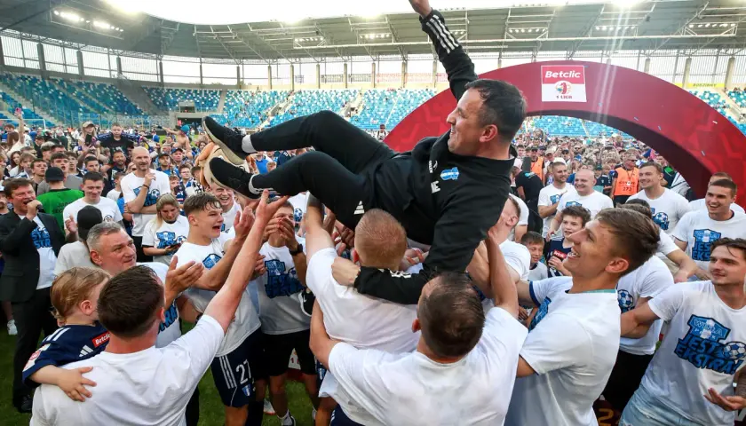 Kto w Ekstraklasie 2026? Fortuna 1 Liga: Liderzy, baraże, szanse!