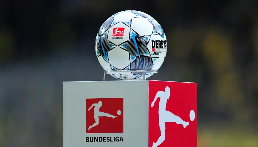 Piłka Bundesligi na podium. Czekamy na aktualizację tabeli strzelców Bundesligi.