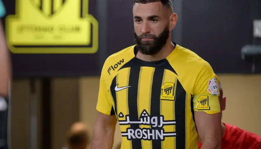 Karim Benzema w żółto-czarnej koszulce Al-Ittihad, gdzie gra.