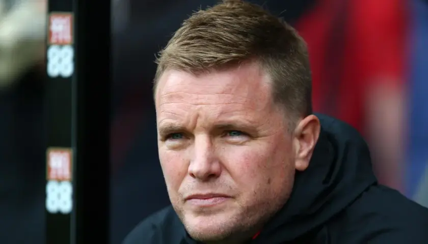 Eddie Howe, trener Newcastle, zamyślony na ławce rezerwowych.