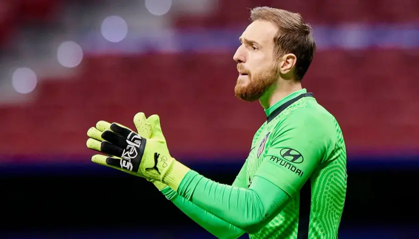 Jan Oblak, bramkarz Atletico Madryt, w zielonej koszulce, z rękami gotowymi do obrony.