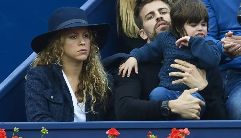 Shakira i Pique na trybunach, z synkiem na rękach.